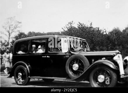 Von einem alten Schnappschuss-Foto: August 1928: Ein Auto und seine Insassen, aufgenommen in Cowes auf der Isle of Wight. Das Auto soll ein Humber sein. Stockfoto