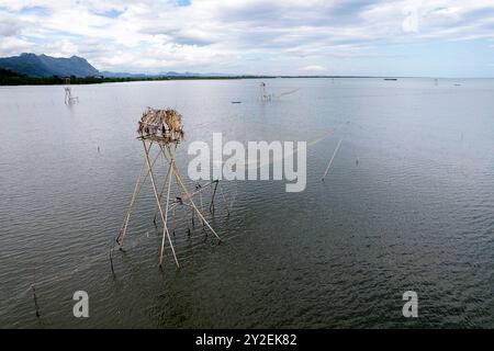 Aus der Vogelperspektive eines interessanten hölzernen Angeltürms mit aufziehbarem Fischernetz und an der Küste nördlich von Makassar in Sulawesi, Indonesien Stockfoto