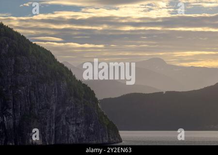 Faleidfjord ist Teil des Nordfjords zwischen Innvikfjord und Strynebukta in der Gemeinde Stryn in Sogn og Fjordane. Der Fjord erstreckt sich über 6,5 Stockfoto