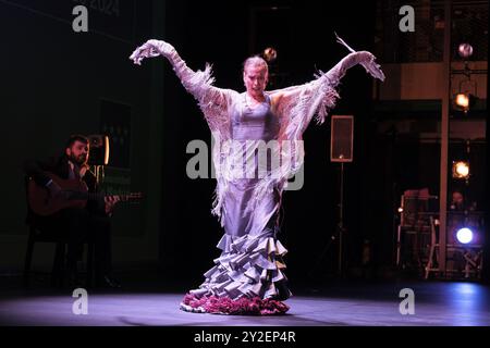 Der Tänzer Lucía Ruibal tritt während der Vorstellung der Show Suma Flemenca im Canal Theater in Madrid auf. September 2024 Spanien Stockfoto