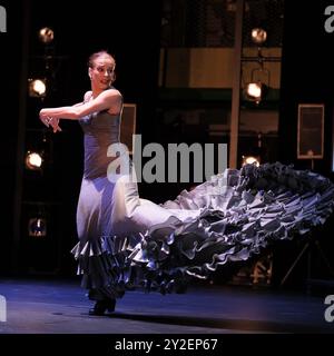 Der Tänzer Lucía Ruibal tritt während der Vorstellung der Show Suma Flemenca im Canal Theater in Madrid auf. September 2024 Spanien Stockfoto