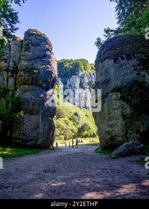 Polen. Krakauer Tor - Brama Krakowska im Nationalpark Ojcow bei Kraków im Jurassischen Krakau-Tschenstochau-Bergland. Diese enge Passage zwischen hohen Steilhängen Stockfoto