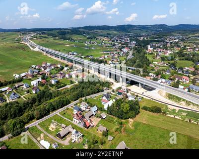 Neues Viadukt an der Zakopianka-Straße in Polen über das Dorf Klikuszowa, dem Hauptverkehrsort. Neues Fragment der Autobahn von Rdzawka nach Nowy Targ Stockfoto