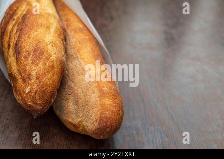 Zwei frisch gebackene französische Baguettes auf einem Tisch in Frankreich Stockfoto