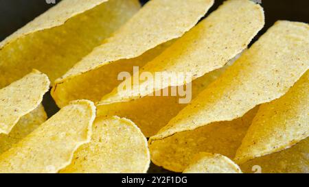 Nahaufnahme einer Gruppe leerer Taco-Muscheln auf schwarzem Hintergrund. Stockfoto