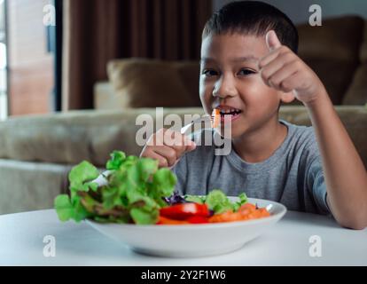 Kinder essen nicht gerne Gemüse, kleiner niedlicher Junge weigert sich, gesundes Gemüse zu essen, Ernährung gesunde Essgewohnheiten für Kinder Konzept, Kinder Stockfoto