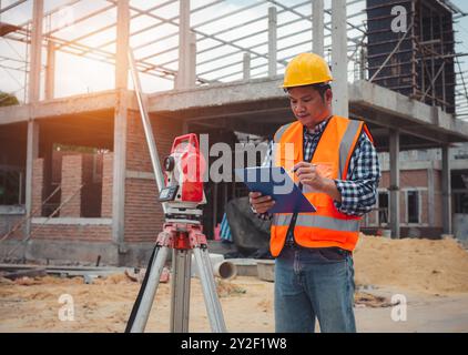 Teamingenieure prüfen und planen Projekte, die im Freien arbeiten, Gebäudeseite an einer Baustelle, Engineering- und Architekturkonzept, Ingenieure treffen sich Stockfoto