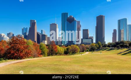 Skyline der Innenstadt von Houston am sonnigen Herbsttag in Houston, Texas, USA. Stockfoto