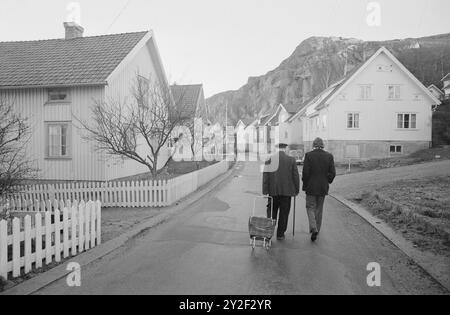 Aktuell 2-6-1973 : der Archipel von der Sonntagsseite Svartskär ist der Name des Ortes, an dem sich die Fernsehserie et kjøpmannshus i skjærgarden befindet. Toralv Maurstad spielt eine große Rolle in der Serie. Aktuell ging die schwedische Westküste hinunter, um den echten Svartskär zu finden. 0g haben wir gefunden. Es heißt nicht Svartskär, sondern Florön. Die meisten Aufnahmen für die Fernsehserie fanden hier statt. Bohuslän und Fjällbacka. Foto: Sverre A. Børretzen ***FOTO NICHT VERARBEITET*** dieser Bildtext wird automatisch übersetzt Stockfoto