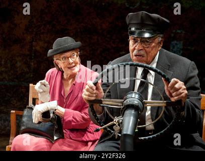 Vanessa Redgrave (Daisy Werthan), James Earl Jones (Hoke Coleburn) in DER FAHRT MISS DAISY von Alfred Uhry im Wyndham's Theatre, London WC2 05/10/2011 Bühnenbild: John Lea Beatty Kostüme: Jane Greenwood Beleuchtung: Peter Kaczorowski Regie: David Esbjornson Stockfoto