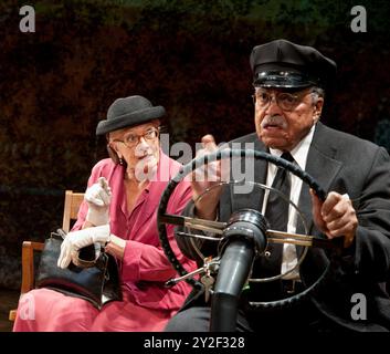 Vanessa Redgrave (Daisy Werthan), James Earl Jones (Hoke Coleburn) in DER FAHRT MISS DAISY von Alfred Uhry im Wyndham's Theatre, London WC2 05/10/2011 Bühnenbild: John Lea Beatty Kostüme: Jane Greenwood Beleuchtung: Peter Kaczorowski Regie: David Esbjornson Stockfoto