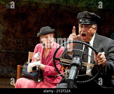 Vanessa Redgrave (Daisy Werthan), James Earl Jones (Hoke Coleburn) in DER FAHRT MISS DAISY von Alfred Uhry im Wyndham's Theatre, London WC2 05/10/2011 Bühnenbild: John Lea Beatty Kostüme: Jane Greenwood Beleuchtung: Peter Kaczorowski Regie: David Esbjornson Stockfoto