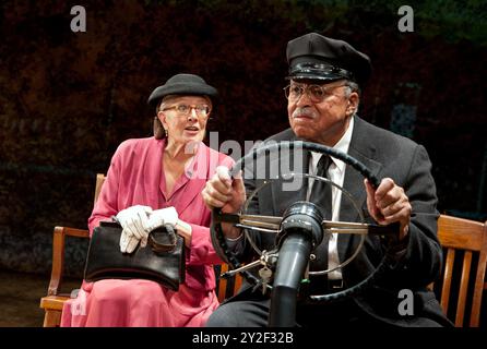 Vanessa Redgrave (Daisy Werthan), James Earl Jones (Hoke Coleburn) in DER FAHRT MISS DAISY von Alfred Uhry im Wyndham's Theatre, London WC2 05/10/2011 Bühnenbild: John Lea Beatty Kostüme: Jane Greenwood Beleuchtung: Peter Kaczorowski Regie: David Esbjornson Stockfoto