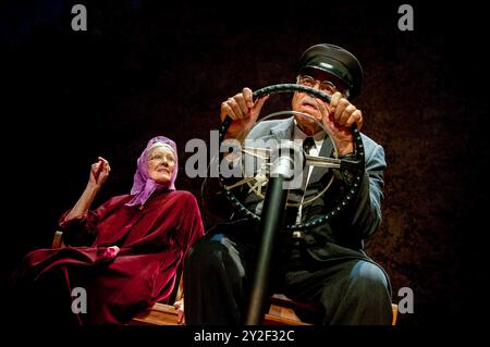 Vanessa Redgrave (Daisy Werthan), James Earl Jones (Hoke Coleburn) in DER FAHRT MISS DAISY von Alfred Uhry im Wyndham's Theatre, London WC2 05/10/2011 Bühnenbild: John Lea Beatty Kostüme: Jane Greenwood Beleuchtung: Peter Kaczorowski Regie: David Esbjornson Stockfoto