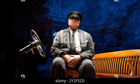 James Earl Jones (Hoke Coleburn) in DRIVING MISS DAISY von Alfred Uhry im Wyndham's Theatre, London WC2 10/2011 Bühnenbild: John Lea Beatty Kostüme: Jane Greenwood Beleuchtung: Peter Kaczorowski Regisseur: David Esbjornson Stockfoto