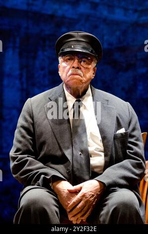 James Earl Jones (Hoke Coleburn) in DRIVING MISS DAISY von Alfred Uhry im Wyndham's Theatre, London WC2 10/2011 Bühnenbild: John Lea Beatty Kostüme: Jane Greenwood Beleuchtung: Peter Kaczorowski Regisseur: David Esbjornson Stockfoto