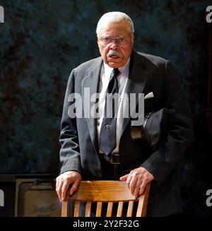 James Earl Jones (Hoke Coleburn) in DRIVING MISS DAISY von Alfred Uhry im Wyndham's Theatre, London WC2 10/2011 Bühnenbild: John Lea Beatty Kostüme: Jane Greenwood Beleuchtung: Peter Kaczorowski Regisseur: David Esbjornson Stockfoto