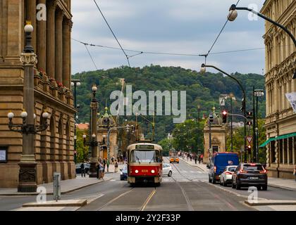 Prag, Tschechische Republik - 18. September 2023. Alte rote Straßenbahn im Stadtzentrum. Stockfoto