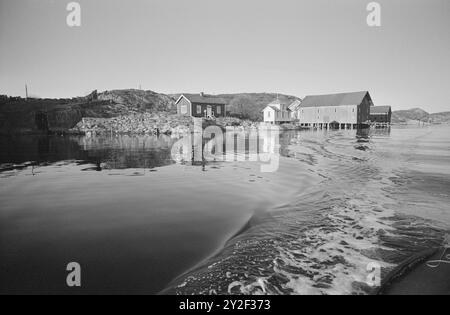 Aktuell 2-6-1973 : der Archipel von der Sonntagsseite Svartskär ist der Name des Ortes, an dem sich die Fernsehserie et kjøpmannshus i skjærgarden befindet. Toralv Maurstad spielt eine große Rolle in der Serie. Aktuell ging die schwedische Westküste hinunter, um den echten Svartskär zu finden. 0g haben wir gefunden. Es heißt nicht Svartskär, sondern Florön. Die meisten Aufnahmen für die Fernsehserie fanden hier statt. Bohuslän und Fjällbacka. Foto: Sverre A. Børretzen ***FOTO NICHT VERARBEITET*** dieser Bildtext wird automatisch übersetzt Stockfoto