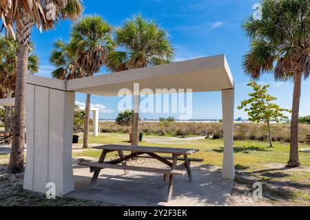 Picknick-Tische und Unterstände am Ocean Beach im Siesta Key Beach in Florida. Stockfoto