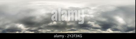 Dunkle, stimmungsvolle Regenwolken am dramatisch bedeckten Himmel. Nahtloses sphärisches 360 HDR-Panorama. Voller Zenit oder Himmelskalotte in 3D-Umgebung, SKY-Ersatz für einen Stockfoto