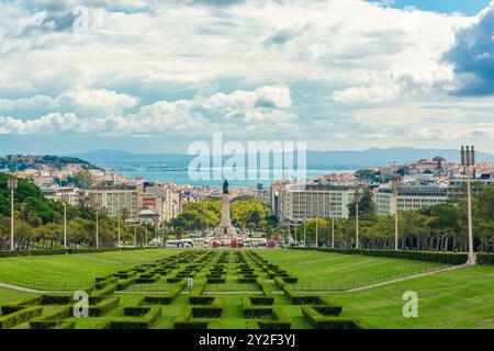 Panoramablick auf den Eduardo VII Park in Lissabon, Portugal. Blick auf den Fluss Tejo und den Platz Marquis of Pombal vom grünen geometrisch geformten Garten Stockfoto