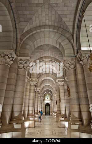 Die atemberaubenden gewölbten Bögen und romanischen Säulen der Krypta in der Kathedrale von Almudena, Madrid, mit komplexen architektonischen Details und Gelassenheit Stockfoto