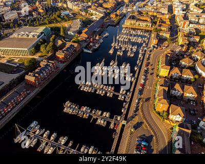 Blick auf die Swansea Marina, Teil des Swansea Waterfront Regenerationsprogramms in West Glamorgan, South Wales, Großbritannien: Phillip Roberts Stockfoto