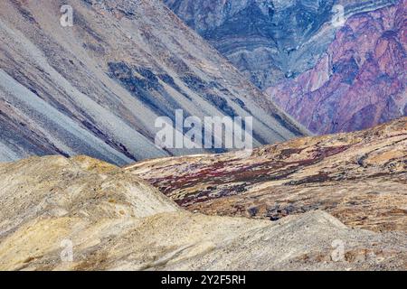 Geologische Schichten über dem Hisinger-Gletscher, dem Dickson-Fiord, dem Nordostgrönland-Nationalpark. Die Moräne hat eine Masse von Gesteinen und Sedimenten abgelegt Stockfoto