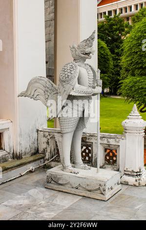 Bangkok, Thailand, Südostasien, Asien. Bangkok National Museum. Statue von Garuda, am Eingang der Buddhaisawan-Kapelle Stockfoto