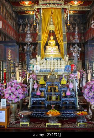 Bangkok, Thailand, Südostasien, Asien. Bangkok National Museum. Buddhaisawan-Kapelle. Der Altar Stockfoto