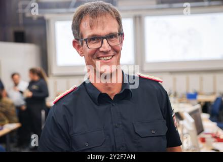 Kiel, Deutschland. September 2024. Dirk Hundertmark, Leiter Krisenmanagement im Innenministerium, lächelt im Operationssaal bei einer Presseveranstaltung während der Planungstätigkeit für das Krisenteam zum Szenario „Sturmflut in der Ostsee“. Katastrophenhelfer bereiten sich auf den Einsatz im Falle einer schweren Sturmflut in der Ostsee vor, wie im Oktober mit einer Planübung in Kiel bis Donnerstag. Quelle: Christian Charisius/dpa/Alamy Live News Stockfoto