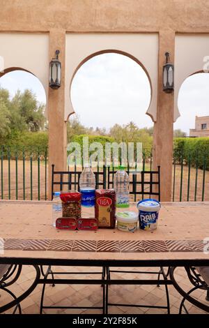 Im Supermarkt gekaufte marokkanische Lebensmittel: Mineralwasser, Sardinen, Grieß, Mandeln, Joghurt, Fromage Blanc. Marrakesch, Marrakesch-Safi Regi Stockfoto