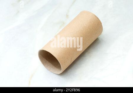 Eine leere Toilettenpapierrolle liegt auf einem Tisch im Badezimmer Stockfoto