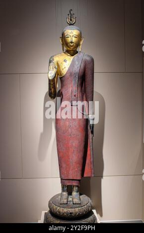 Bangkok, Thailand, Südostasien, Asien. Bangkok National Museum. Buddha bietet Schutz oder Abhaya Mudra in Bhumiparsha Mudra, Sri Lanka, Ende P Stockfoto