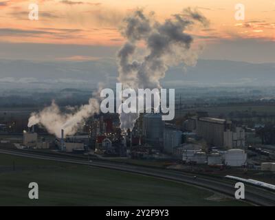 Blick auf Methanol- und Ethanolfabrik. Polnischer Hersteller von Bioethanol und Ethanol aus Maiskorn. Das Produktionswerk befindet sich in der Nähe von Nysa in Stockfoto