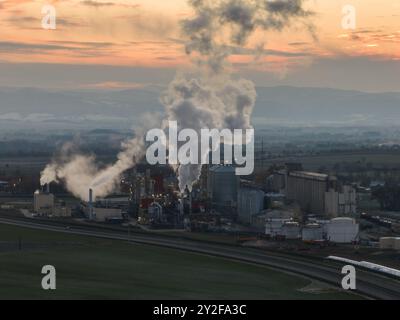 Blick auf Methanol- und Ethanolfabrik. Polnischer Hersteller von Bioethanol und Ethanol aus Maiskorn. Das Produktionswerk befindet sich in der Nähe von Nysa in Stockfoto