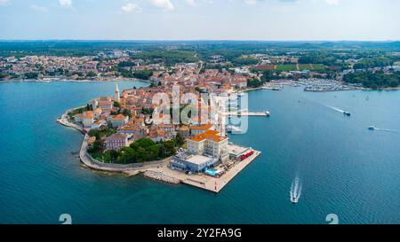 Porec, Istrien, Kroatien - 27. August 2024: Luftaufnahme der Stadt Porec in Kroatien Stockfoto