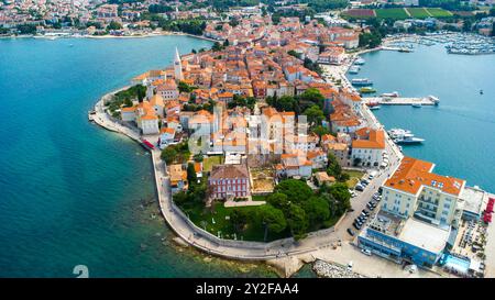 Porec, Istrien, Kroatien - 27. August 2024: Luftaufnahme der Stadt Porec in Kroatien Stockfoto