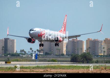 Boeing 737 Flugzeug der Fluggesellschaft Jet2 am Flughafen Alicante, El Altet. Stockfoto