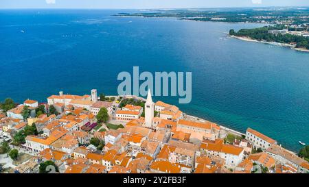 Porec, Istrien, Kroatien - 27. August 2024: Luftaufnahme der Stadt Porec in Kroatien Stockfoto