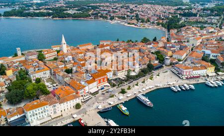 Porec, Istrien, Kroatien - 27. August 2024: Luftaufnahme der Stadt Porec in Kroatien Stockfoto