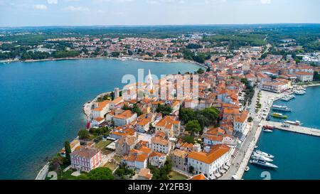 Porec, Istrien, Kroatien - 27. August 2024: Luftaufnahme der Stadt Porec in Kroatien Stockfoto