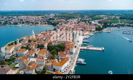 Porec, Istrien, Kroatien - 27. August 2024: Luftaufnahme der Stadt Porec in Kroatien Stockfoto