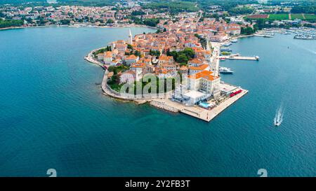 Porec, Istrien, Kroatien - 27. August 2024: Luftaufnahme der Stadt Porec in Kroatien Stockfoto