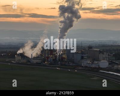 Blick auf Methanol- und Ethanolfabrik. Polnischer Hersteller von Bioethanol und Ethanol aus Maiskorn. Das Produktionswerk befindet sich in der Nähe von Nysa in Stockfoto