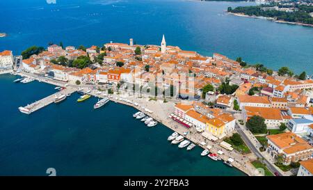 Porec, Istrien, Kroatien - 27. August 2024: Luftaufnahme der Stadt Porec in Kroatien Stockfoto