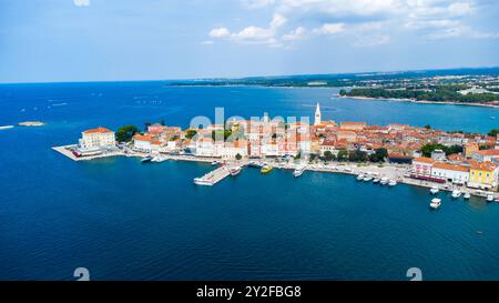 Porec, Istrien, Kroatien - 27. August 2024: Luftaufnahme der Stadt Porec in Kroatien Stockfoto