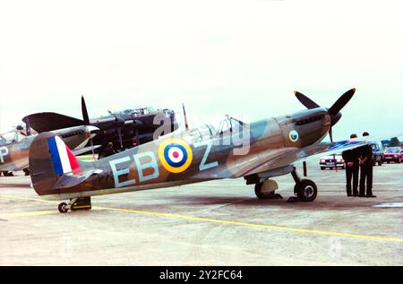 Royal Air Force, RAF, Battle of Britain Memorial Flight Vickers Supermarine Spitfire IIa P7350 2. Weltkrieg Jagdflugzeug auf der International Air Tattoo Airshow 1987. Mit EB-Z-Codes und Schema, das das Beobachterkorps mit dem EB-Code für 41 qn ehrt. Stockfoto