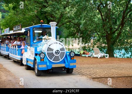 Porec, Istrien, Kroatien - 27. August 2024: Touristenzug in Porec, Kroatien. Eine beliebte Attraktion, die Touristen bequem durch die malerische Umgebung und Strände der Adriaküste bringt *** Touristenzug in Porec, Kroatien. Eine beliebte Attraktion, die Touristen bequem durch die malerische Umgebung und die Strände der Adriaküste transportieren Stockfoto